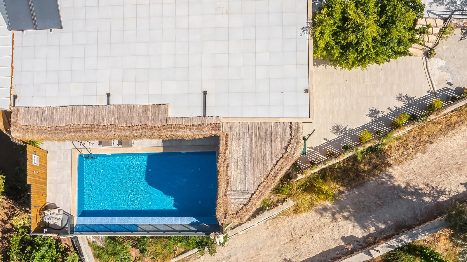 Üzümlü’de Balayı Çiftlerine Uygun, Isıtmalı Havuzlu, 2 Kişilik, Ekonomik Villa