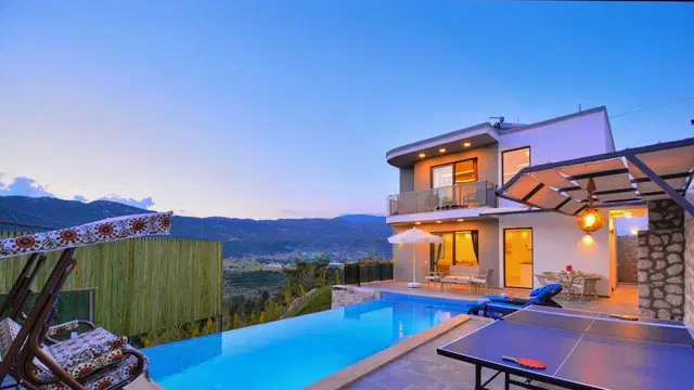 Balayı Çiftlerine Uygun Sarıbelen’de 2 Kişilik Isıtmalı Havuzlu Villa