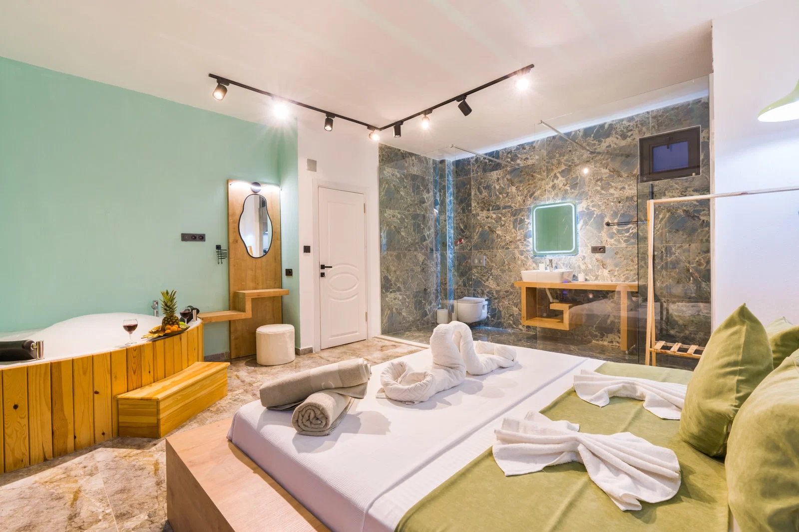 Fethiye’de Balayı Çiftlerine Uygun, Korunaklı Havuzlu, 2 Kişilik, Ekonomik Villa