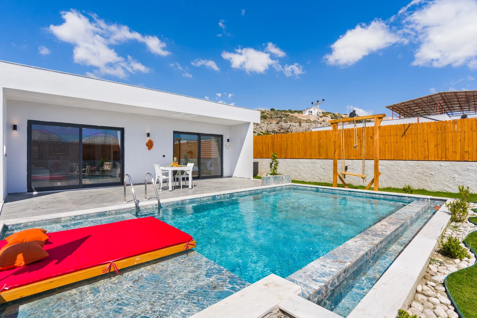 Fethiye’de Balayı Çiftlerine Uygun, Korunaklı Havuzlu, 2 Kişilik, Ekonomik Villa