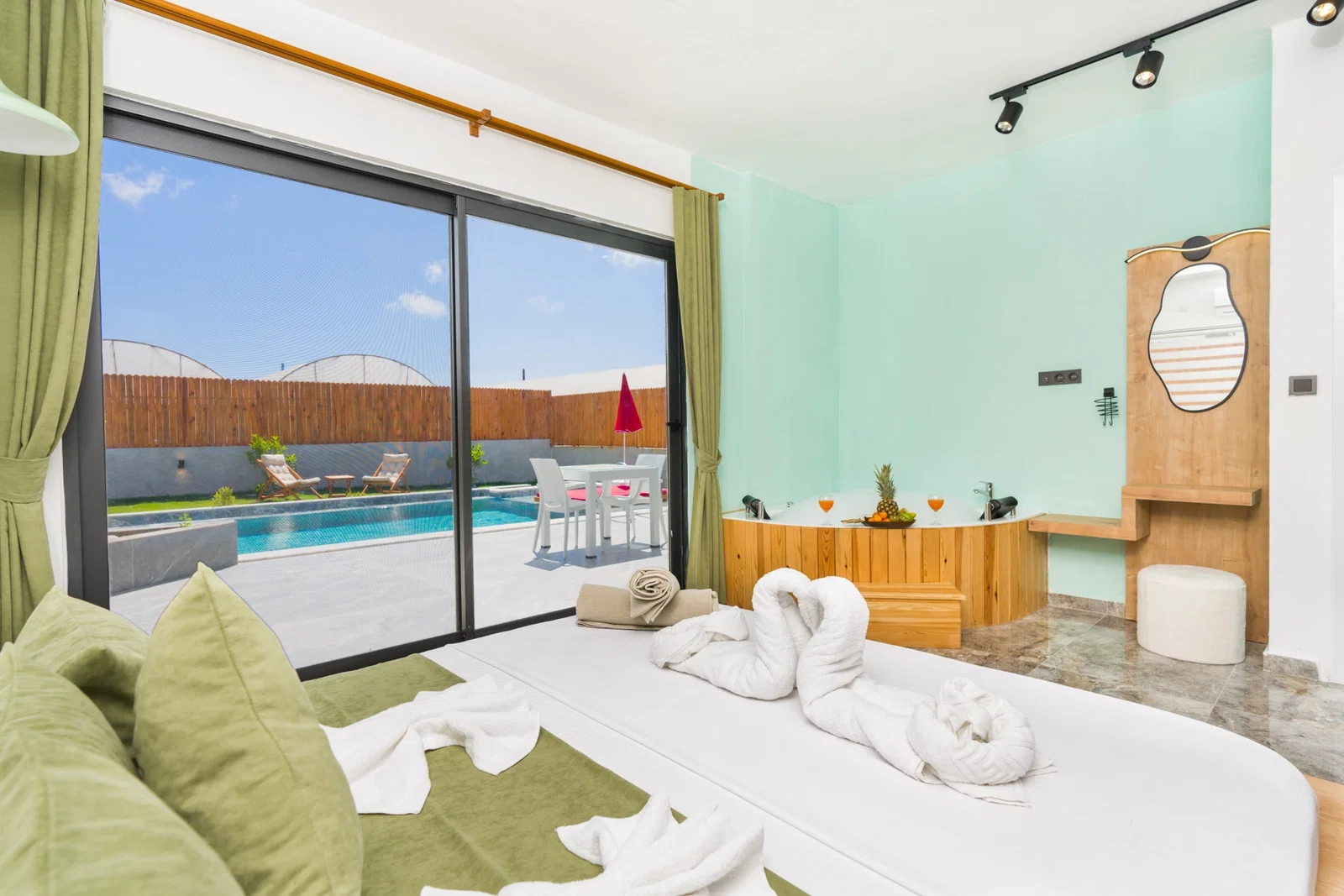 Fethiye’de Balayı Çiftlerine Uygun, Korunaklı Havuzlu, 2 Kişilik, Ekonomik Villa