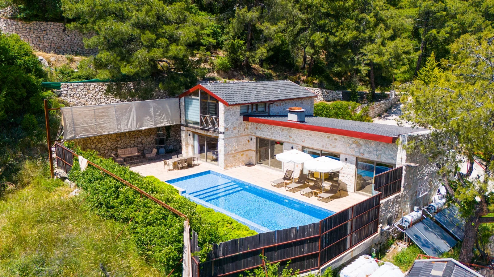 İslamlar’da korunaklı havuzlu kiralık villa