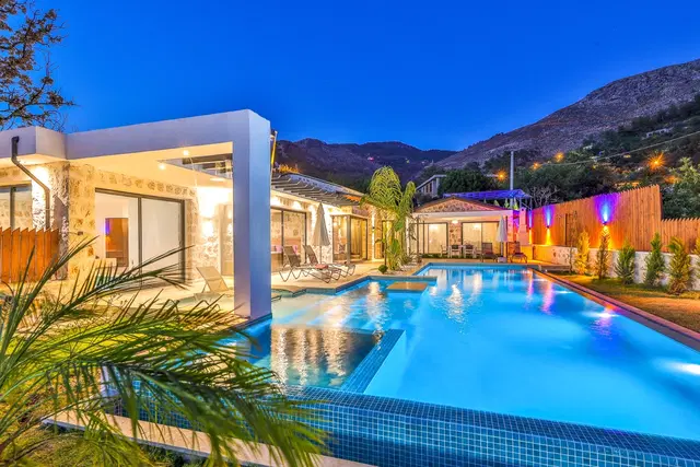 6 Kişilik Isıtmalı Havuzlu ve Jakuzili Lüks Villa, Üzümlü’de Korunaklı