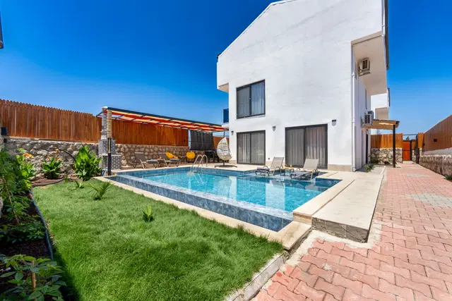 6 Kişilik Korunaklı Havuzlu Kiralık Villa, Fethiye’de Huzurlu Bir Konumda