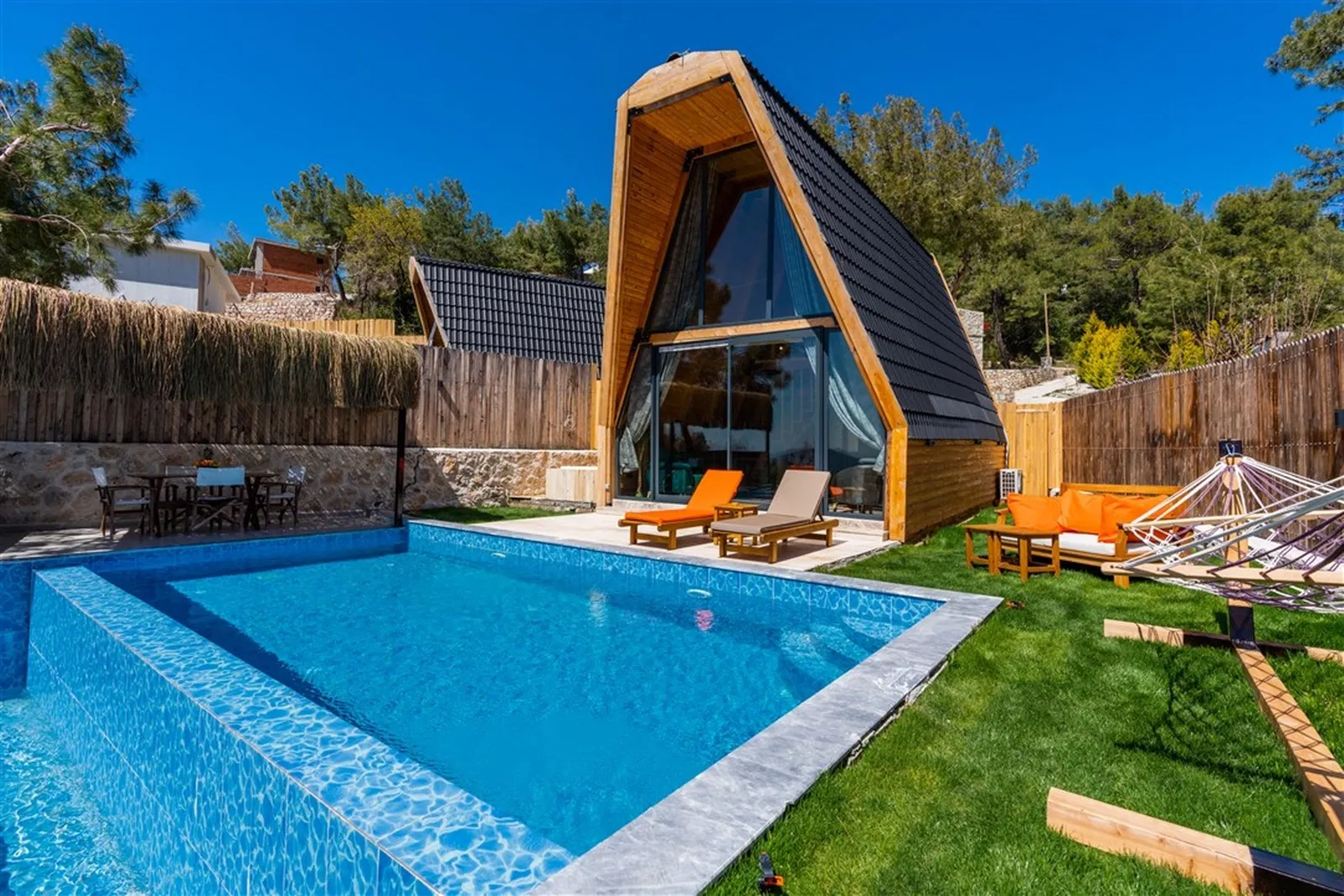 İslamlar’da korunaklı havuzlu kiralık villa