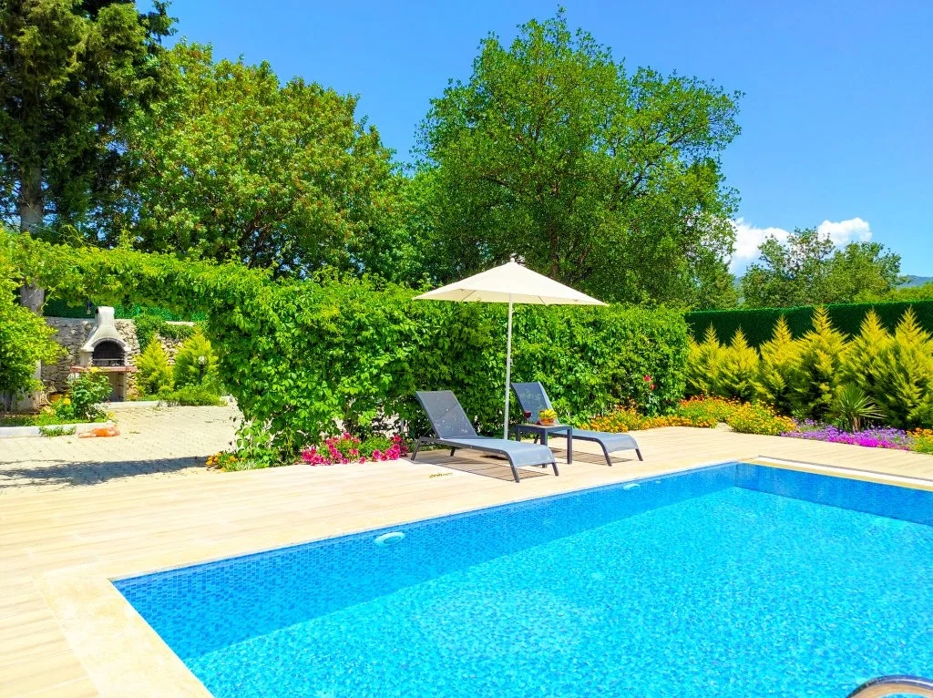 Fethiye’de Balayı Çiftlerine Uygun, Korunaklı Havuzlu, 2 Yatak Odalı, Kiralık Villa