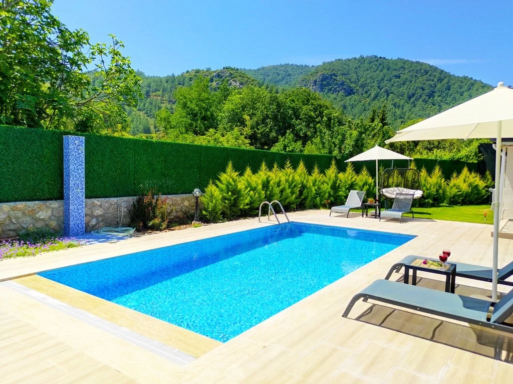 Fethiye’de Balayı Çiftlerine Uygun, Korunaklı Havuzlu, 2 Yatak Odalı, Kiralık Villa