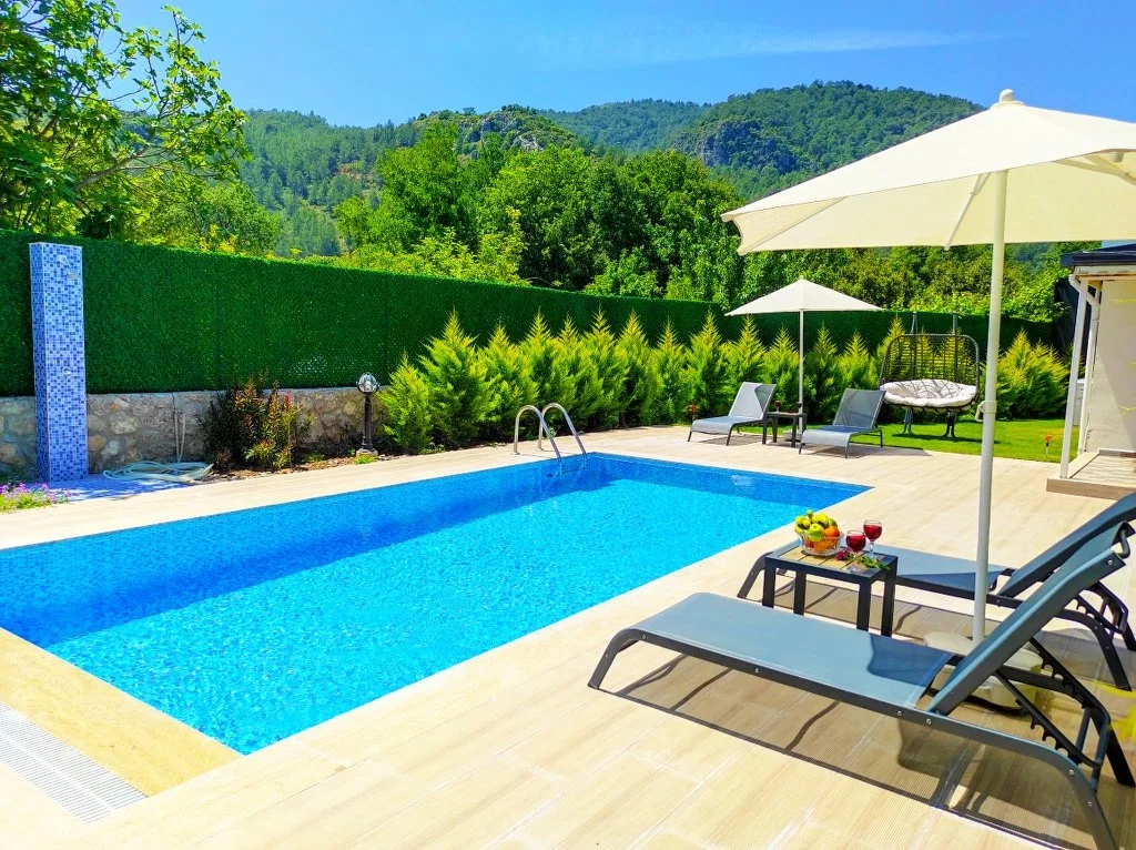Fethiye’de Balayı Çiftlerine Uygun, Korunaklı Havuzlu, 2 Yatak Odalı, Kiralık Villa
