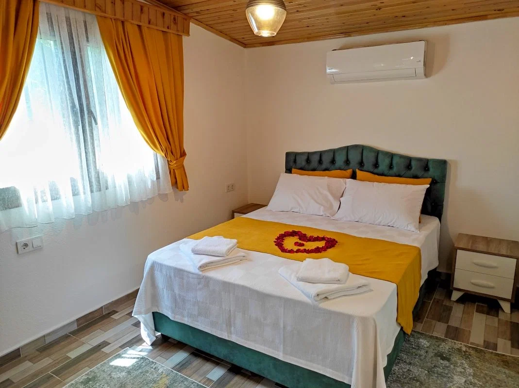 Fethiye’de Balayı Çiftlerine Uygun, Korunaklı Havuzlu, 2 Yatak Odalı, Kiralık Villa