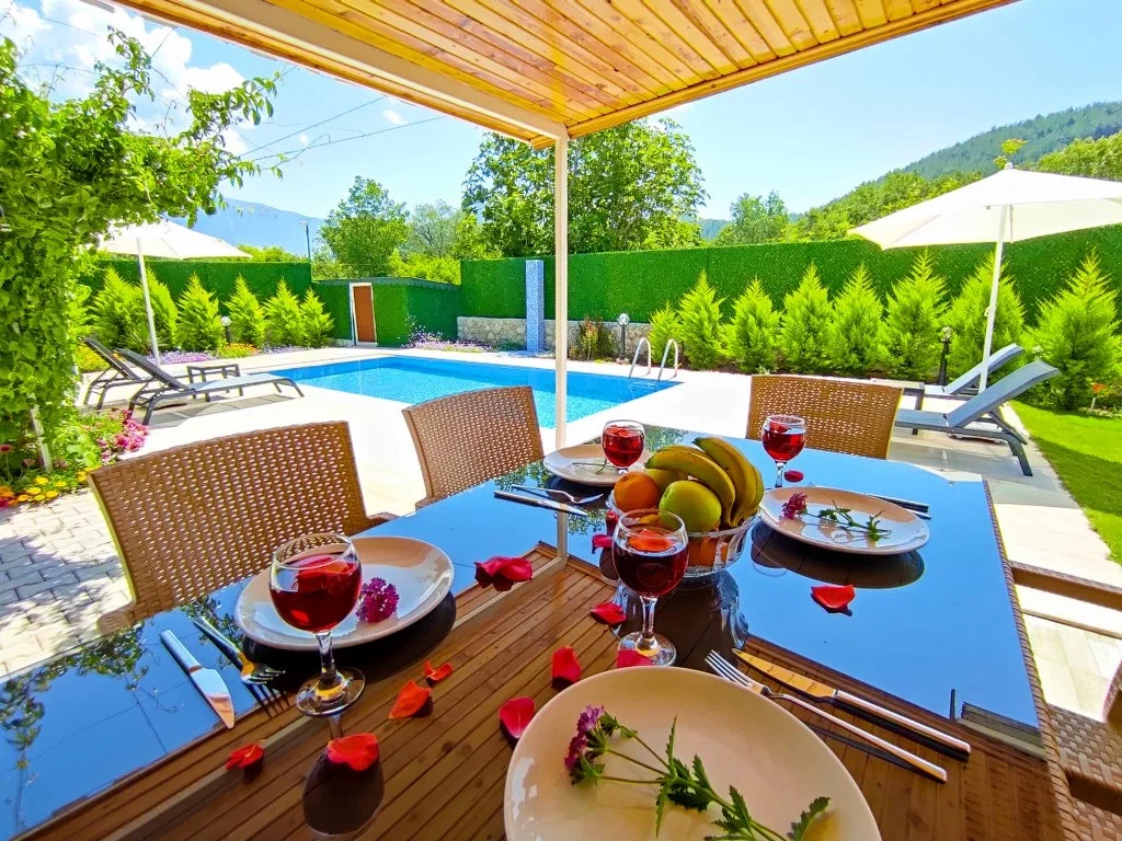 Fethiye’de Balayı Çiftlerine Uygun, Korunaklı Havuzlu, 2 Yatak Odalı, Kiralık Villa