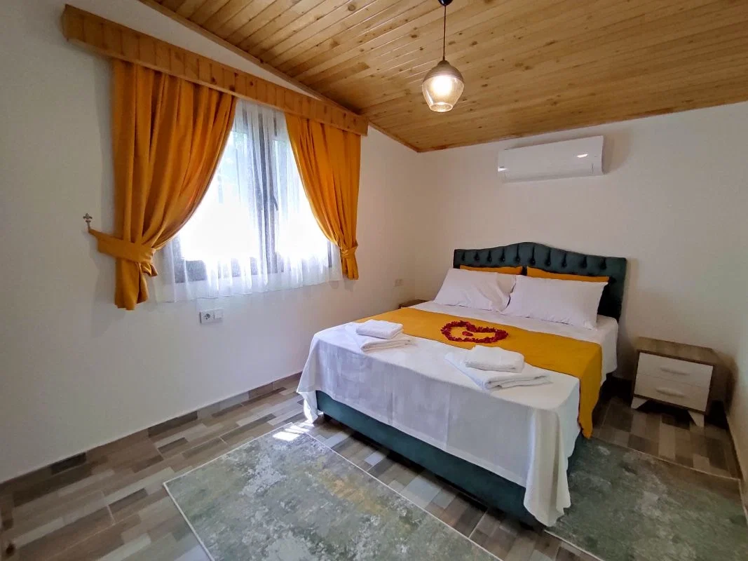 Fethiye’de Balayı Çiftlerine Uygun, Korunaklı Havuzlu, 2 Yatak Odalı, Kiralık Villa