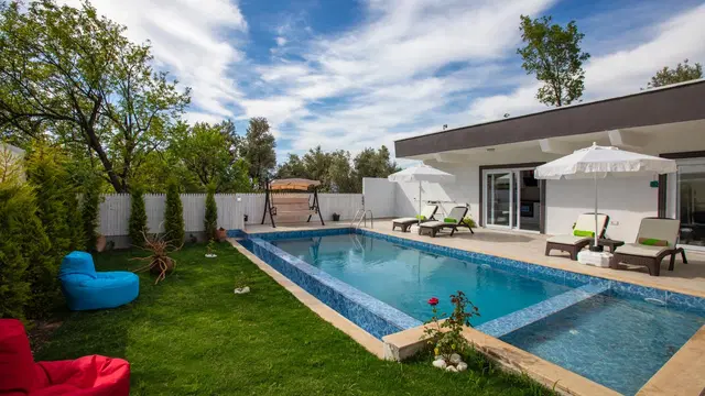 4 Kişilik Korunaklı Havuzlu Kiralık Villa, Üzümlü’de Balayına Uygun