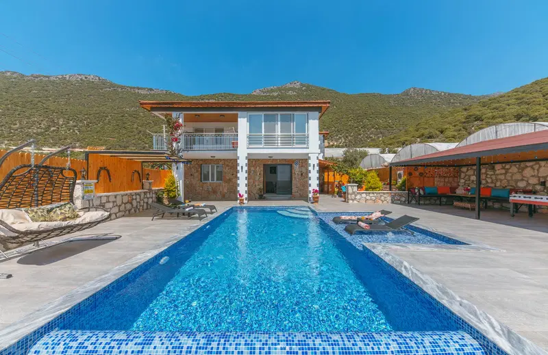 Kaş’ta özel havuzlu kiralık villa