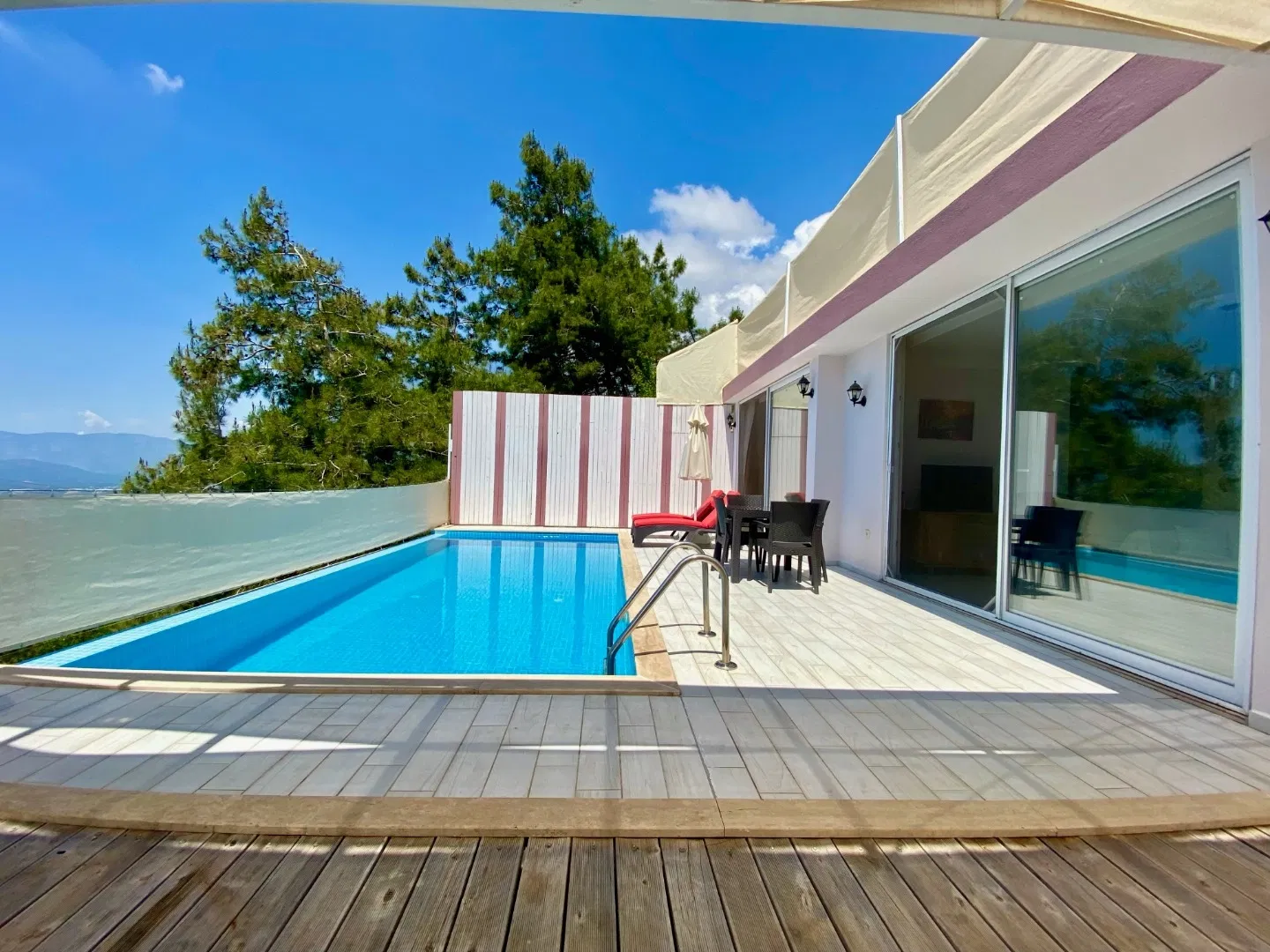 Üzümlü’de korunaklı havuzlu kiralık villa