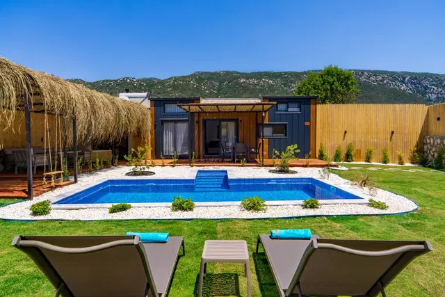 Sarıbelen Ekonomik Kiralık Villa: Balayı Çiftlerine Uygun, Korunaklı Havuzlu ve Jakuzili, 4 Kişilik