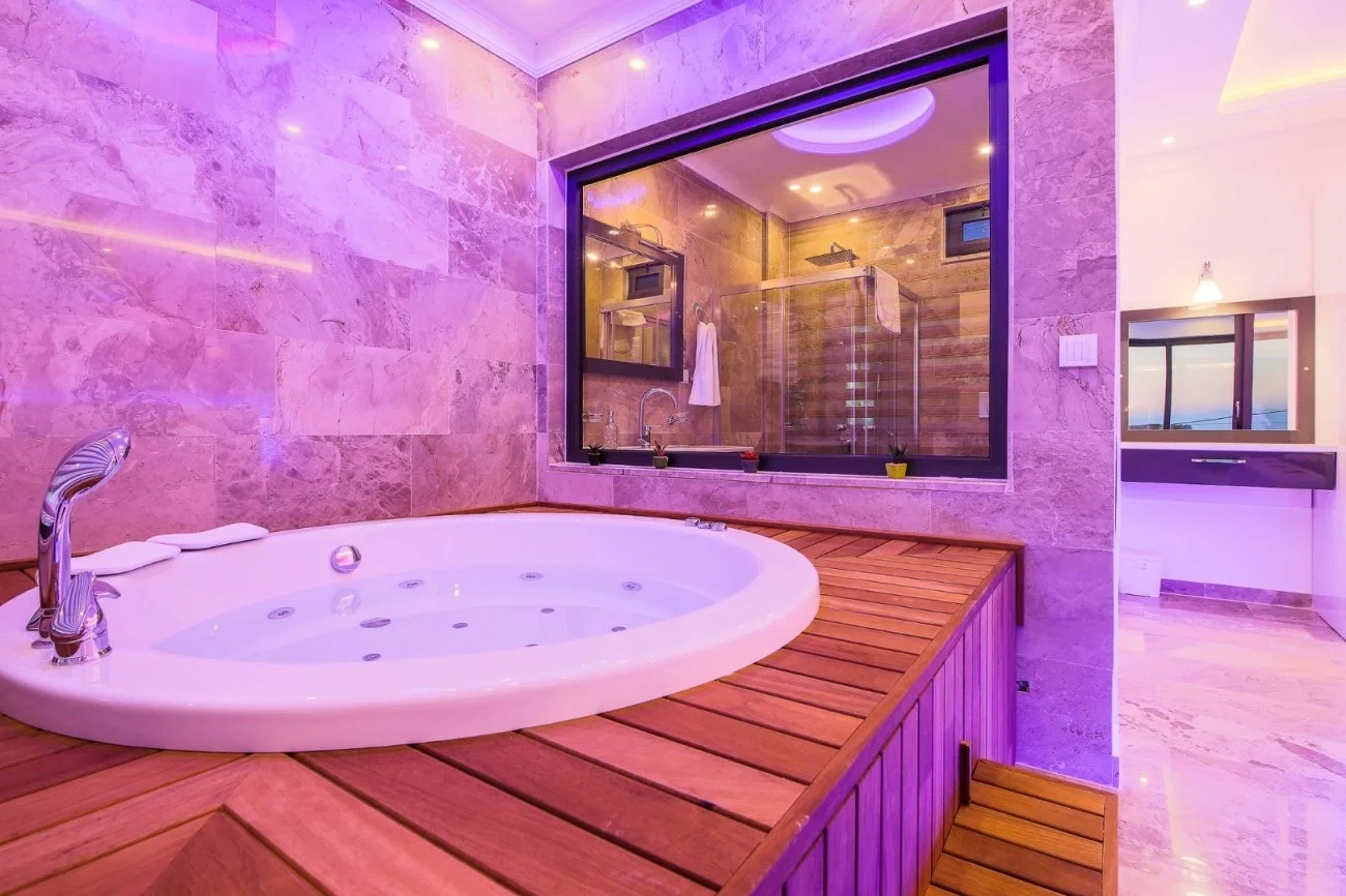 Üzümlü’de Balayı Çiftlerine Uygun, Isıtmalı Havuzlu, 1 Yatak Odalı, Ekonomik Villa