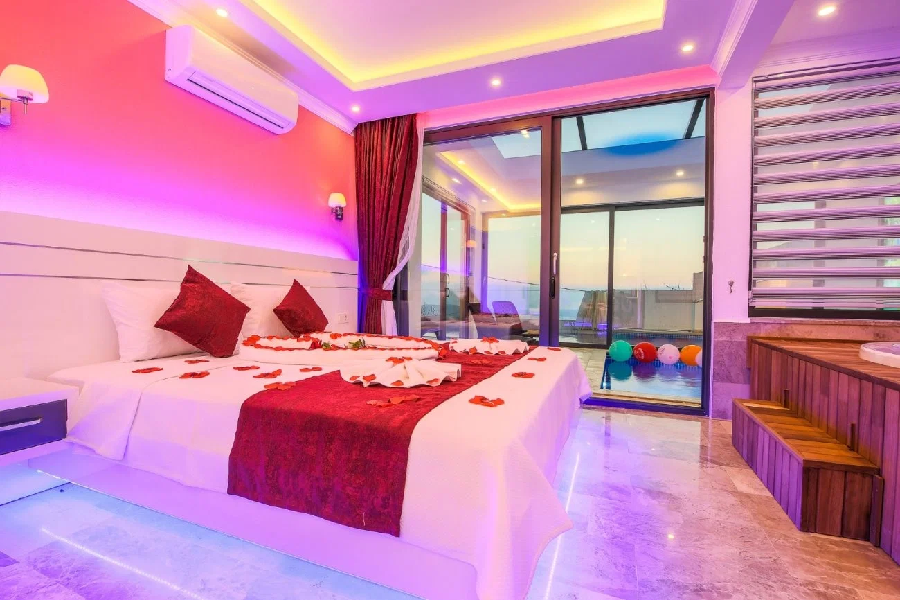 Üzümlü’de Balayı Çiftlerine Uygun, Isıtmalı Havuzlu, 1 Yatak Odalı, Ekonomik Villa