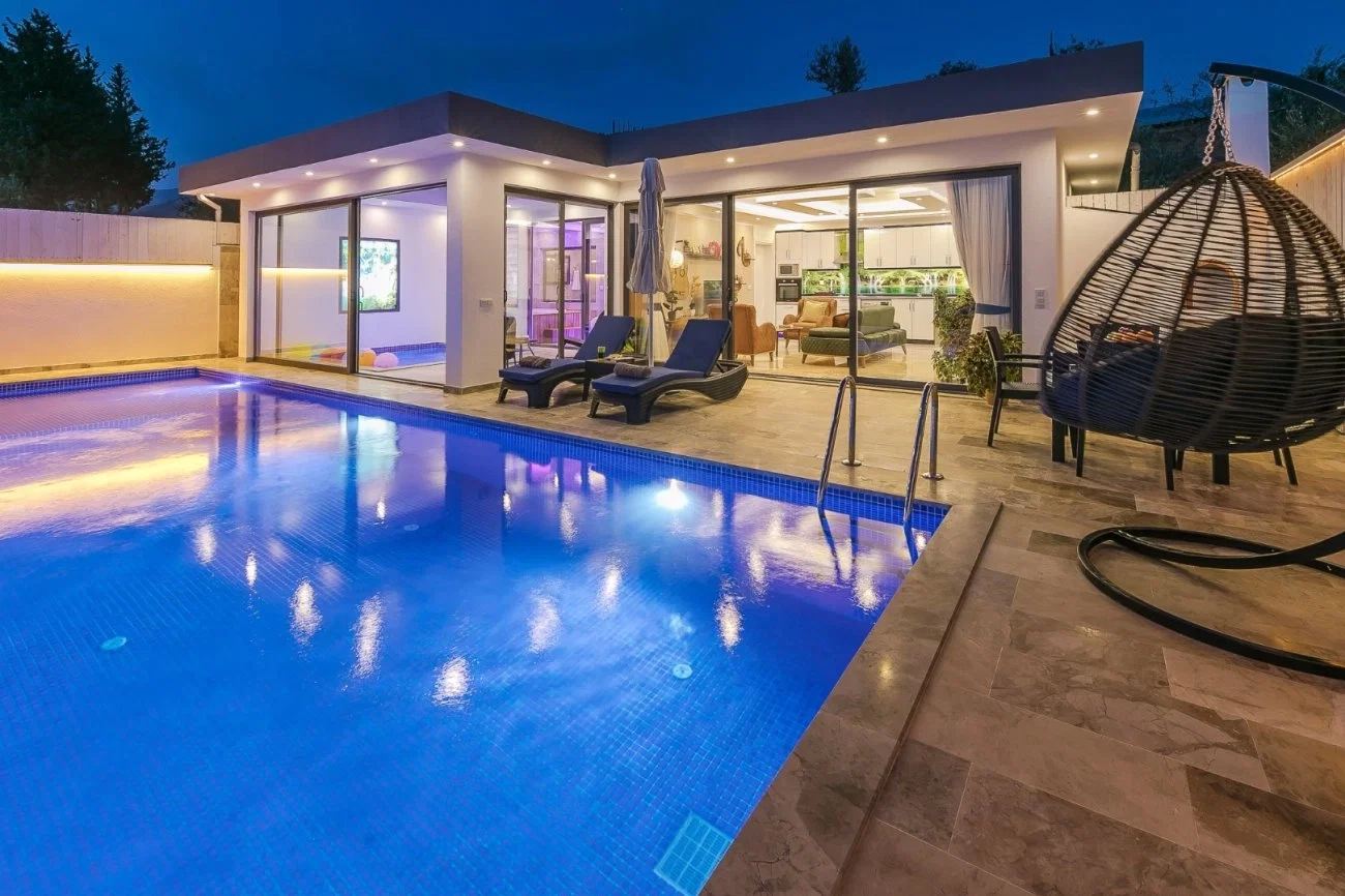 Üzümlü’de Balayı Çiftlerine Uygun, Isıtmalı Havuzlu, 1 Yatak Odalı, Ekonomik Villa