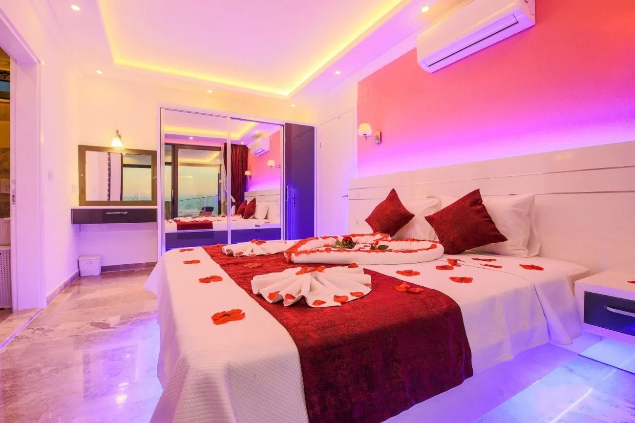 Üzümlü’de Balayı Çiftlerine Uygun, Isıtmalı Havuzlu, 1 Yatak Odalı, Ekonomik Villa