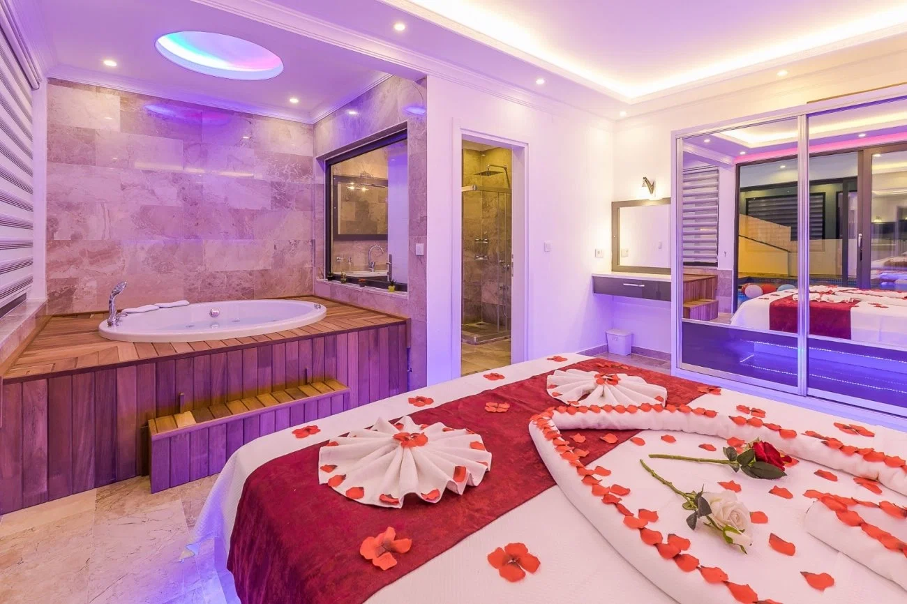 Üzümlü’de Balayı Çiftlerine Uygun, Isıtmalı Havuzlu, 1 Yatak Odalı, Ekonomik Villa