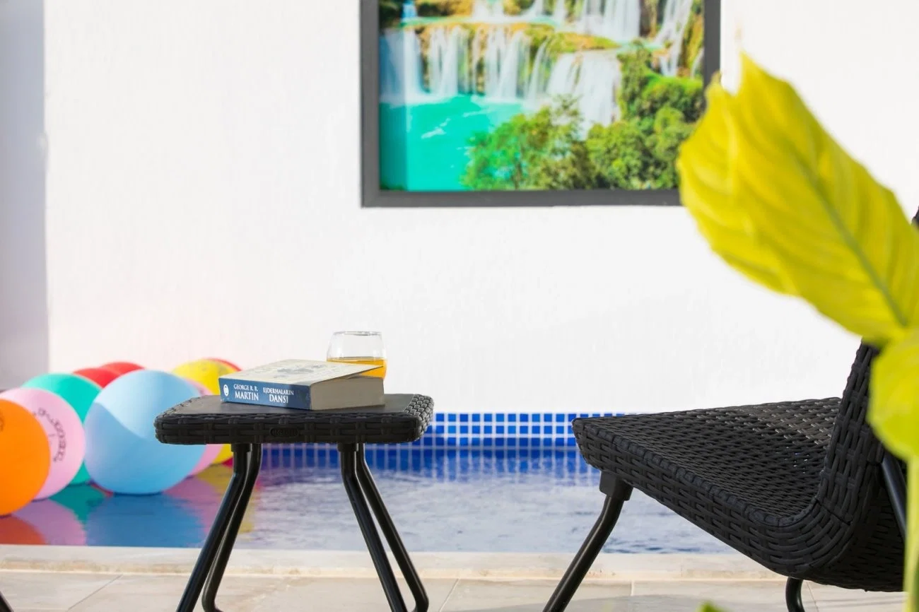 Üzümlü’de Balayı Çiftlerine Uygun, Isıtmalı Havuzlu, 1 Yatak Odalı, Ekonomik Villa