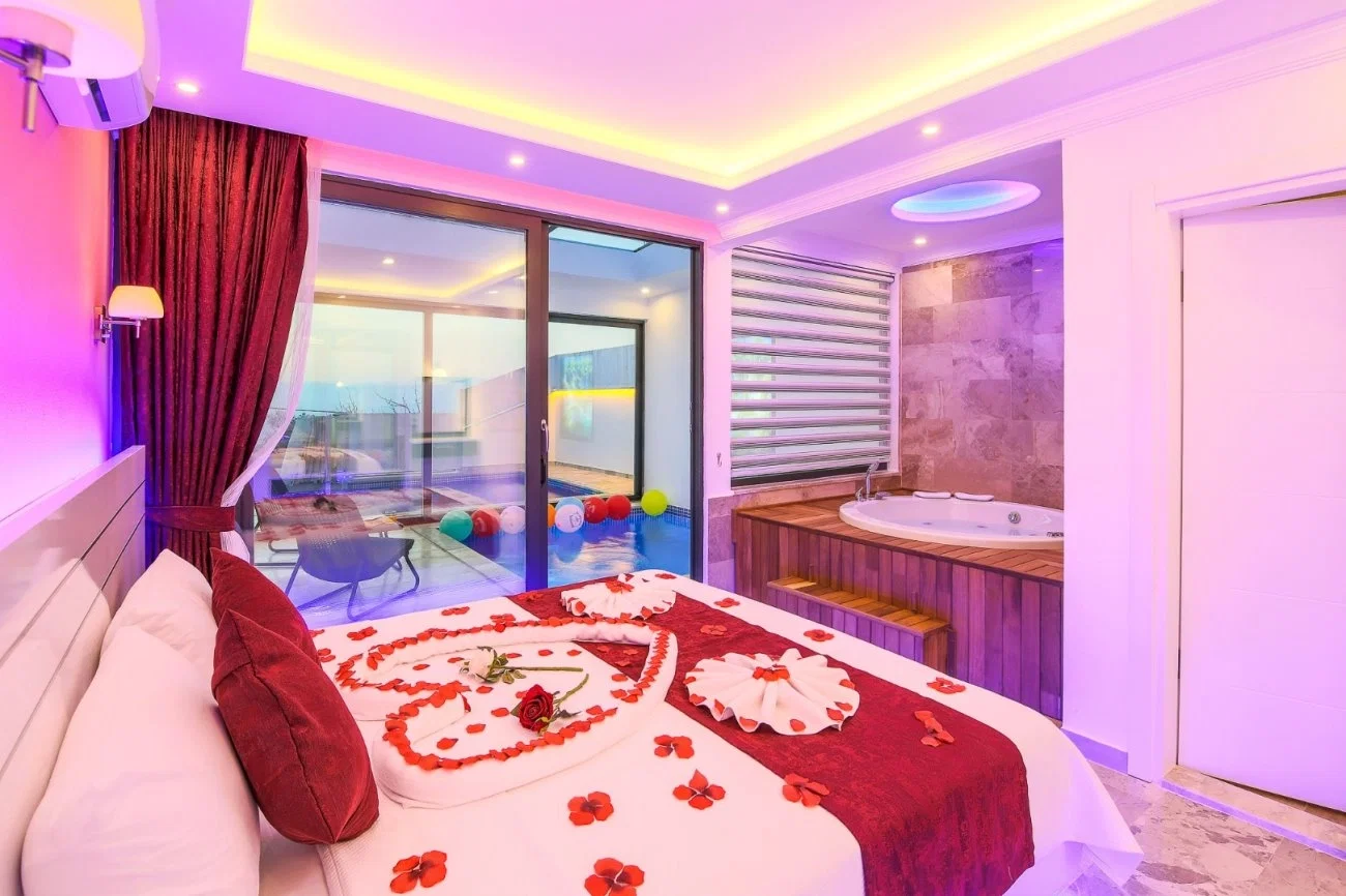 Üzümlü’de Balayı Çiftlerine Uygun, Isıtmalı Havuzlu, 1 Yatak Odalı, Ekonomik Villa