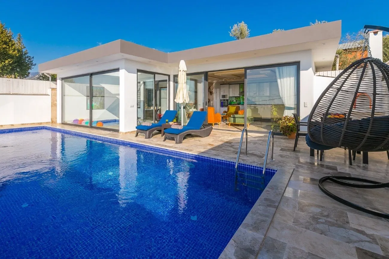 Üzümlü’de korunaklı havuzlu kiralık villa