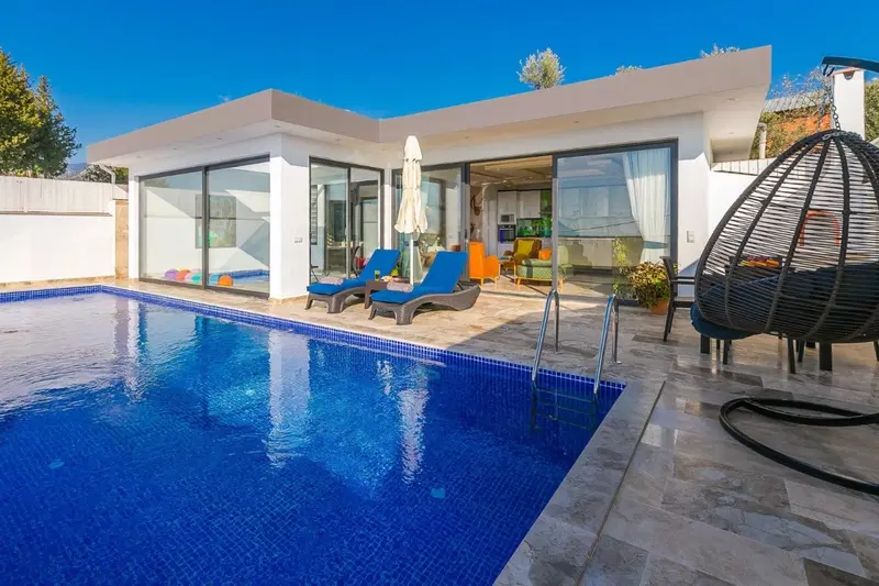 Üzümlü’de korunaklı havuzlu kiralık villa