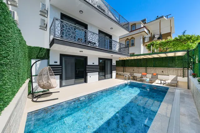 Fethiye’de Korunaklı, Isıtmalı Havuzlu, 6 Kişilik, Kiralık Villa