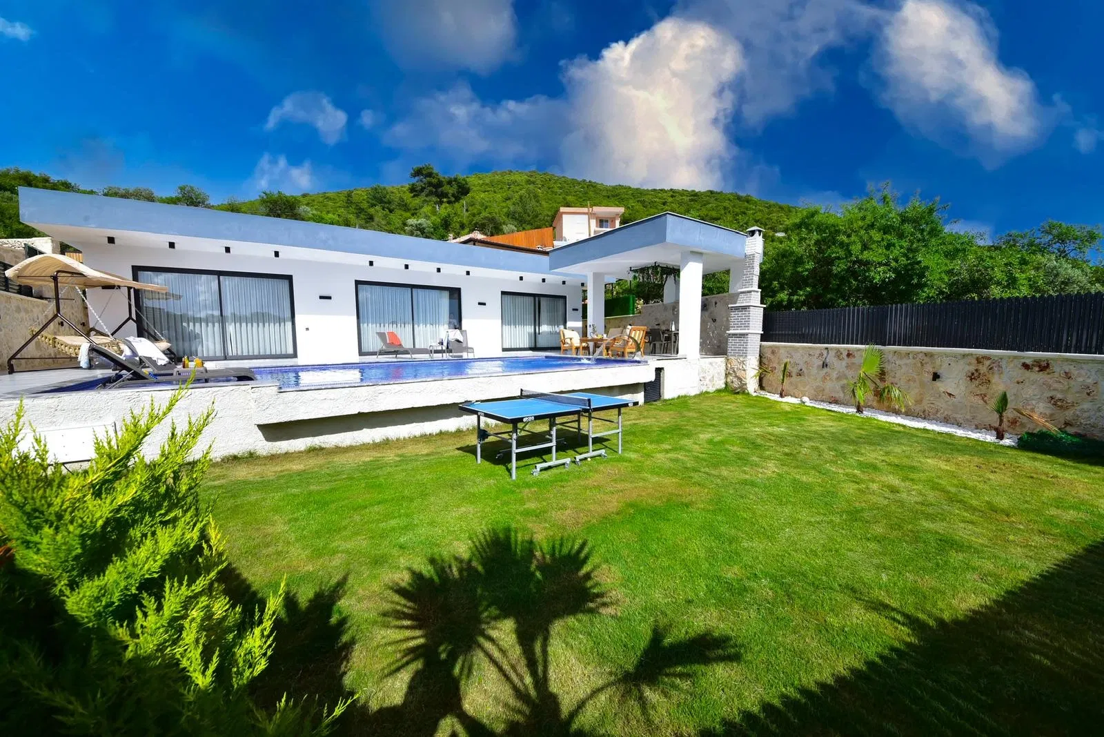 Kaş’ta korunaklı havuzlu kiralık villa