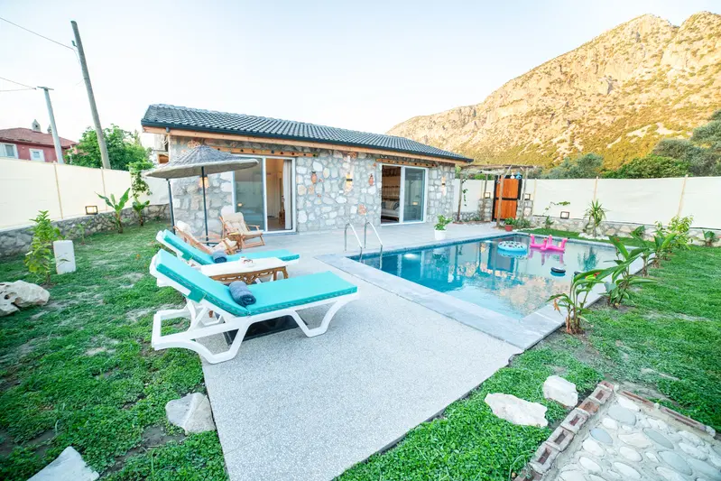 Fethiye’de korunaklı havuzlu kiralık villa