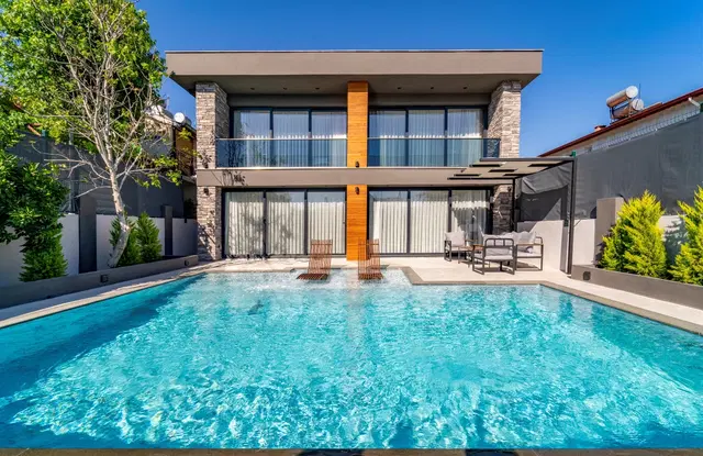 Huzurlu Fethiye’de 8 Kişilik Korunaklı Havuzlu ve Jakuzili Lüks Villa