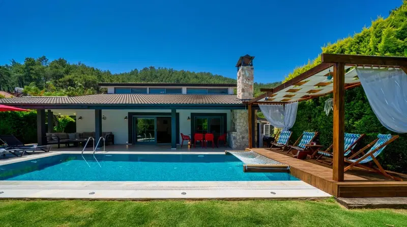 Fethiye’de korunaklı havuzlu kiralık villa