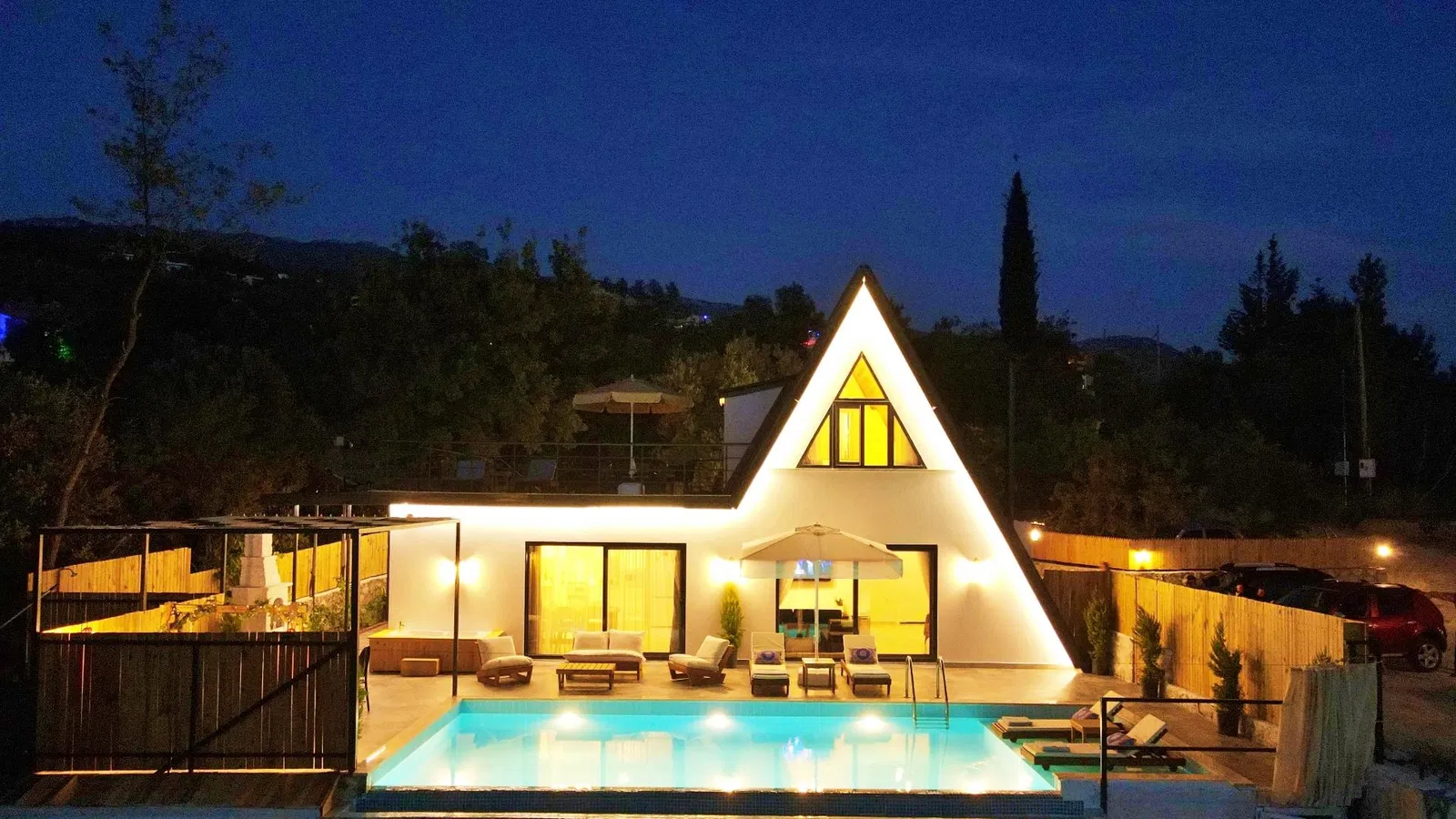 Üzümlü’de korunaklı havuzlu kiralık villa