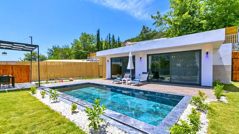 İslamlar’da korunaklı havuzlu kiralık villa