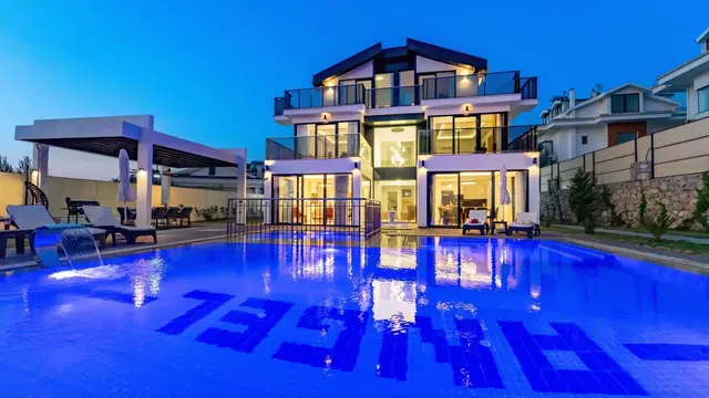 Fethiye Lüks Kiralık Villa: Merkeze Yakın, Çocuk Havuzlu, 10 Kişilik