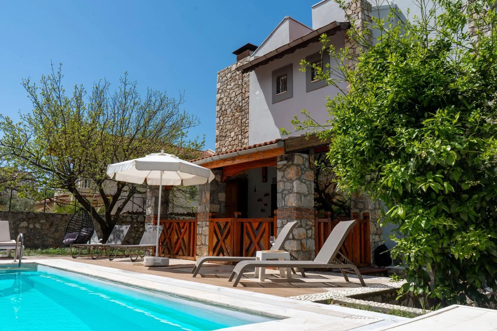 Fethiye’de doğa manzaralı kiralık villa