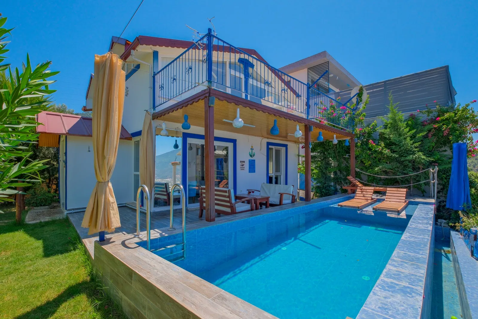 Fethiye’de bahçeli kiralık villa