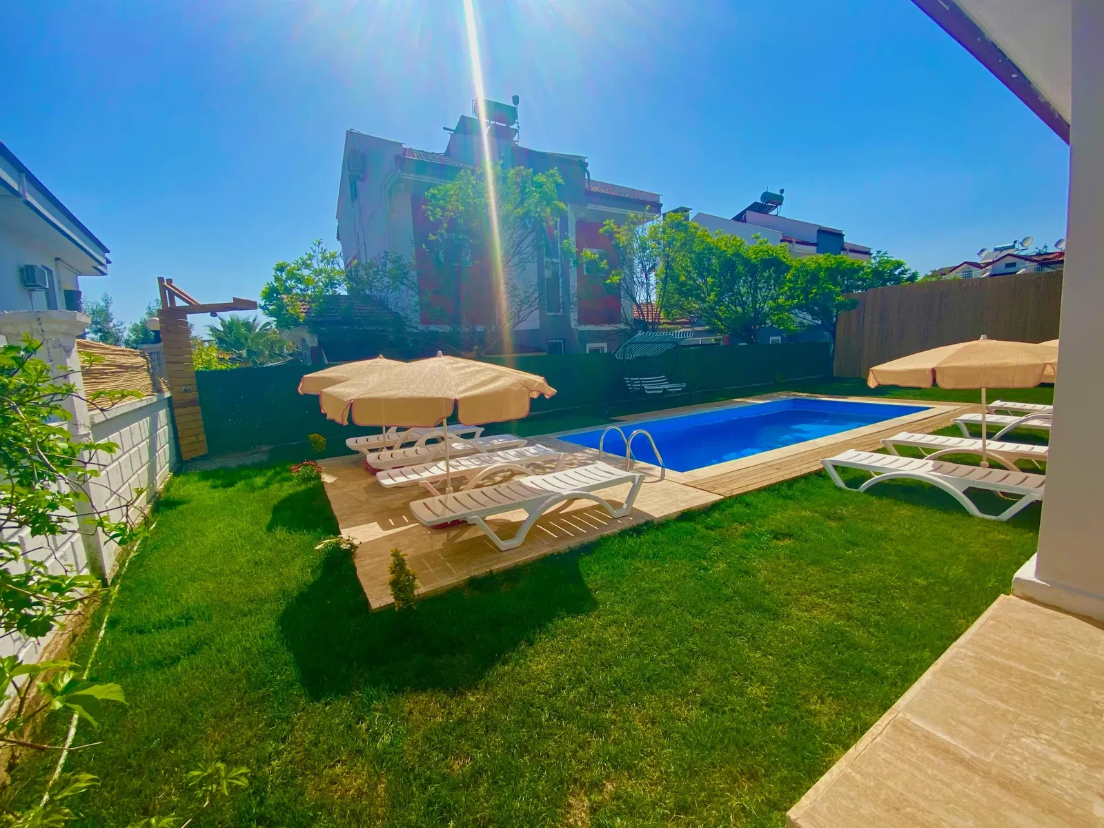 Fethiye’de bahçeli kiralık villa