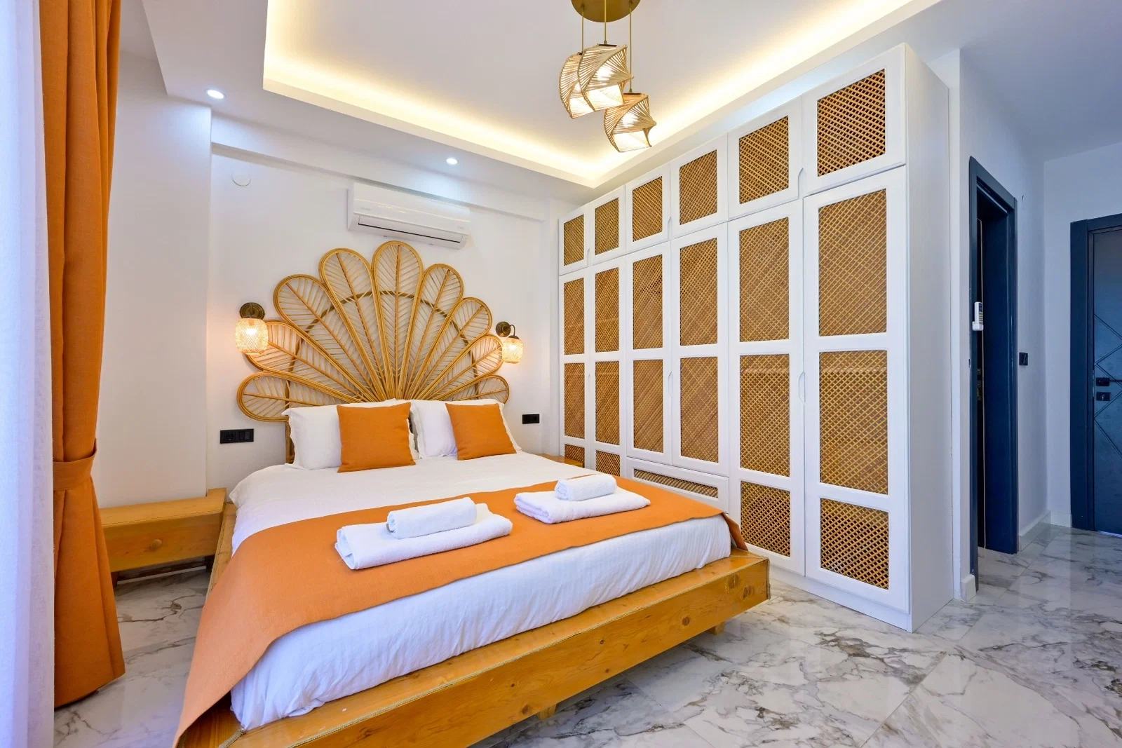 Fethiye’de Deniz Manzaralı, Isıtmalı Havuzlu, 6 Kişilik, Lüks Villa