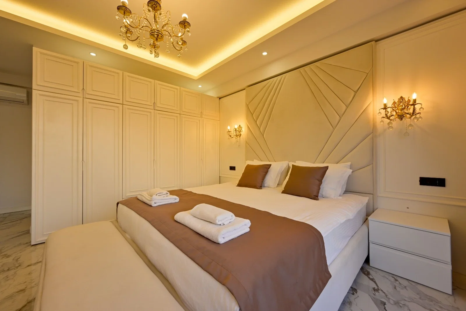 Fethiye’de Deniz Manzaralı, Isıtmalı Havuzlu, 6 Kişilik, Lüks Villa