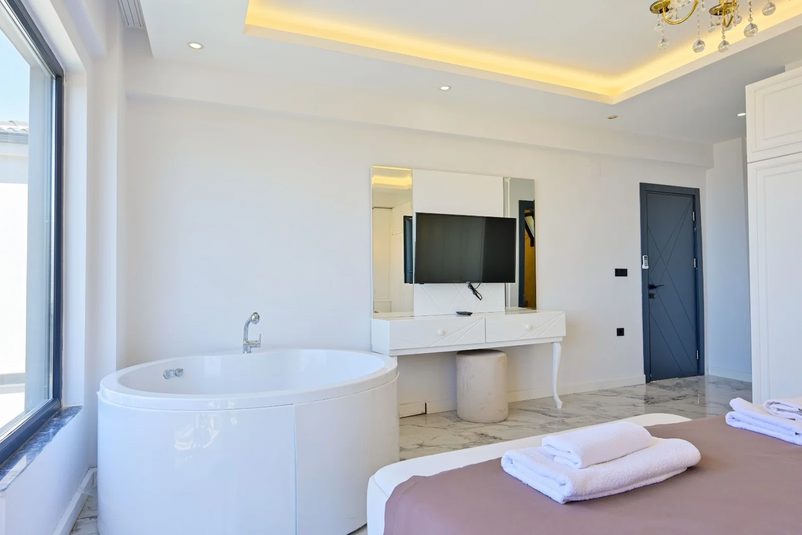 Fethiye’de Deniz Manzaralı, Isıtmalı Havuzlu, 6 Kişilik, Lüks Villa