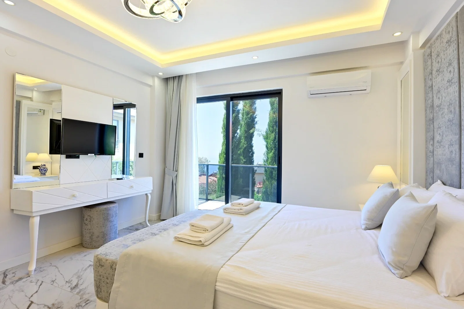 Fethiye’de Deniz Manzaralı, Isıtmalı Havuzlu, 6 Kişilik, Lüks Villa