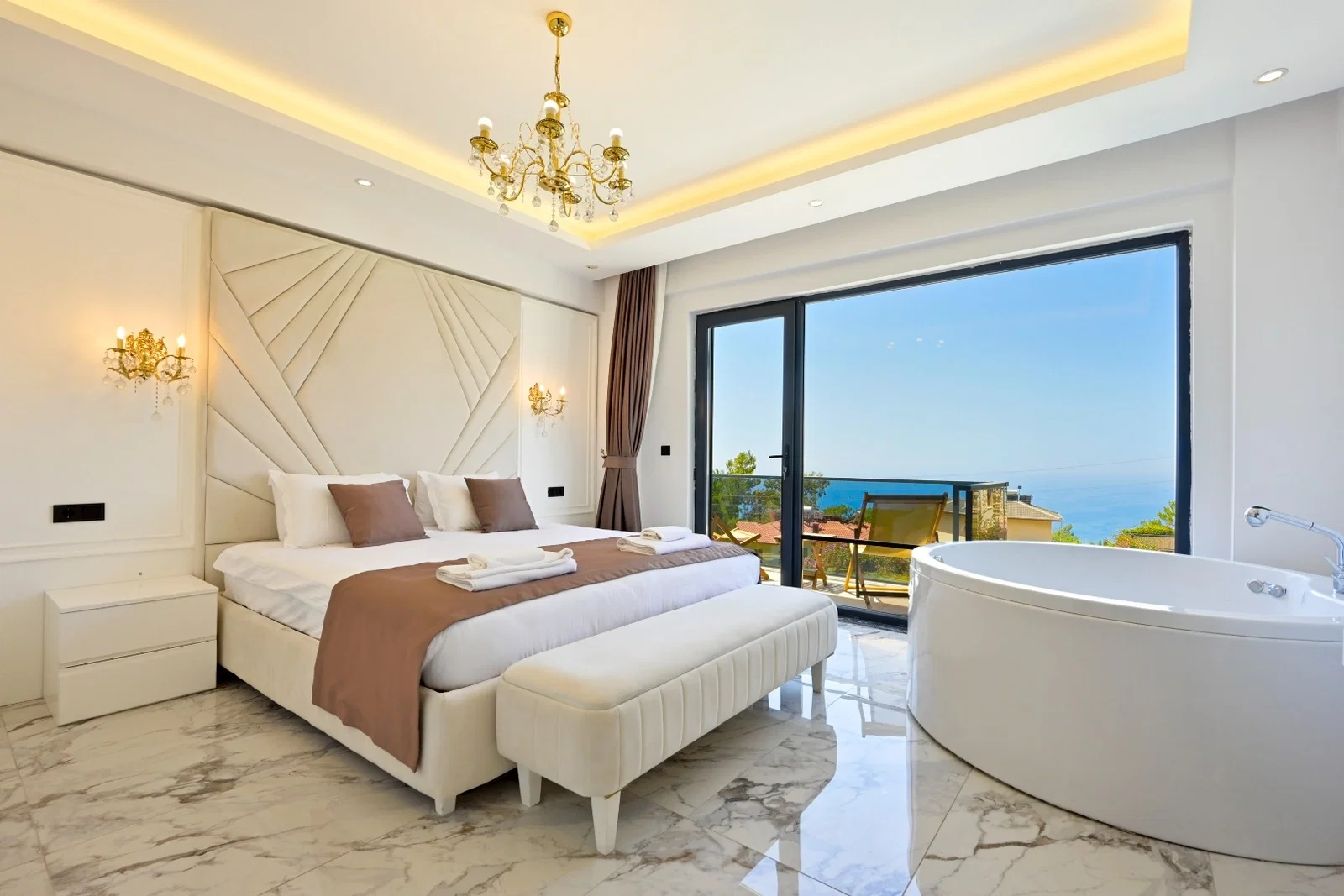 Fethiye’de Deniz Manzaralı, Isıtmalı Havuzlu, 6 Kişilik, Lüks Villa