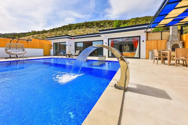 Sarıbelen’de korunaklı havuzlu kiralık villa