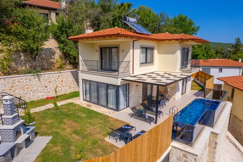 Kaş’ta korunaklı havuzlu kiralık villa