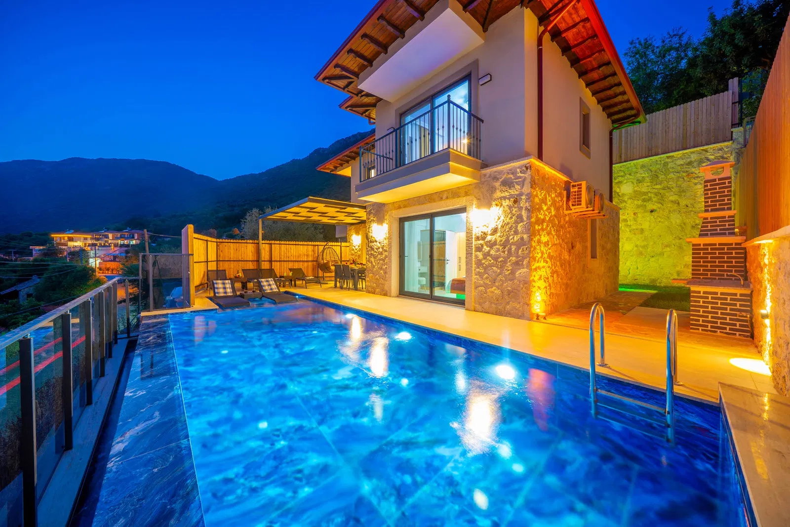 Kaş’ta korunaklı havuzlu kiralık villa