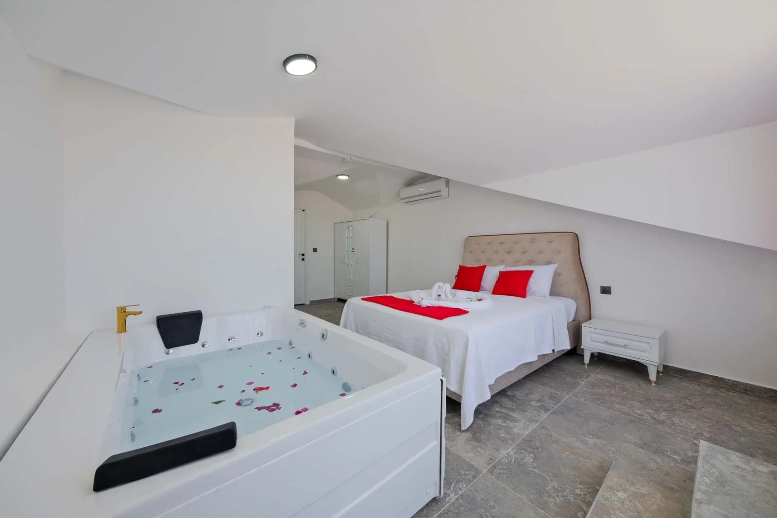 Fethiye’de Sakin Konumda, Özel Havuzlu, 3 Yatak Odalı, Kiralık Villa
