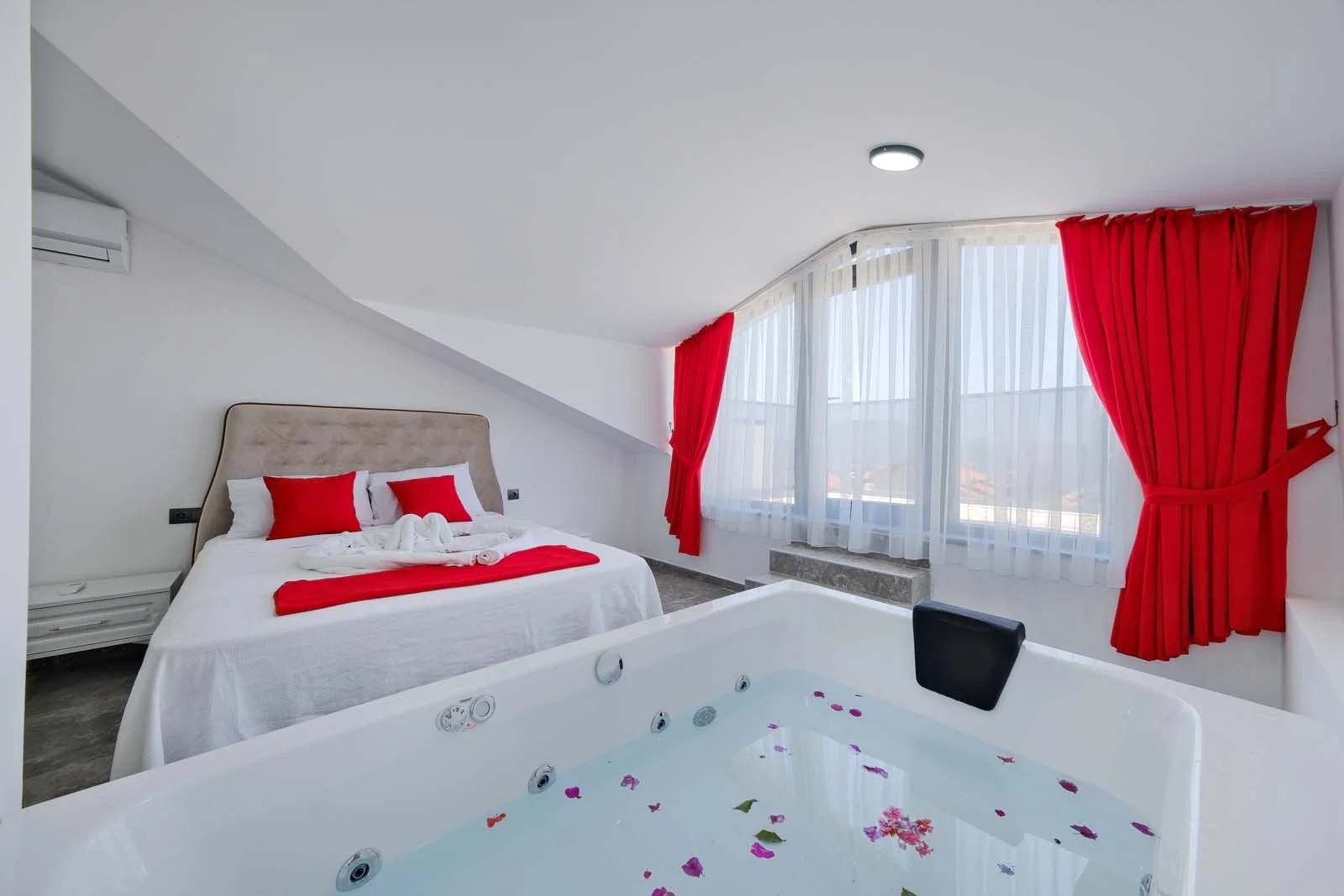 Fethiye’de Sakin Konumda, Özel Havuzlu, 3 Yatak Odalı, Kiralık Villa