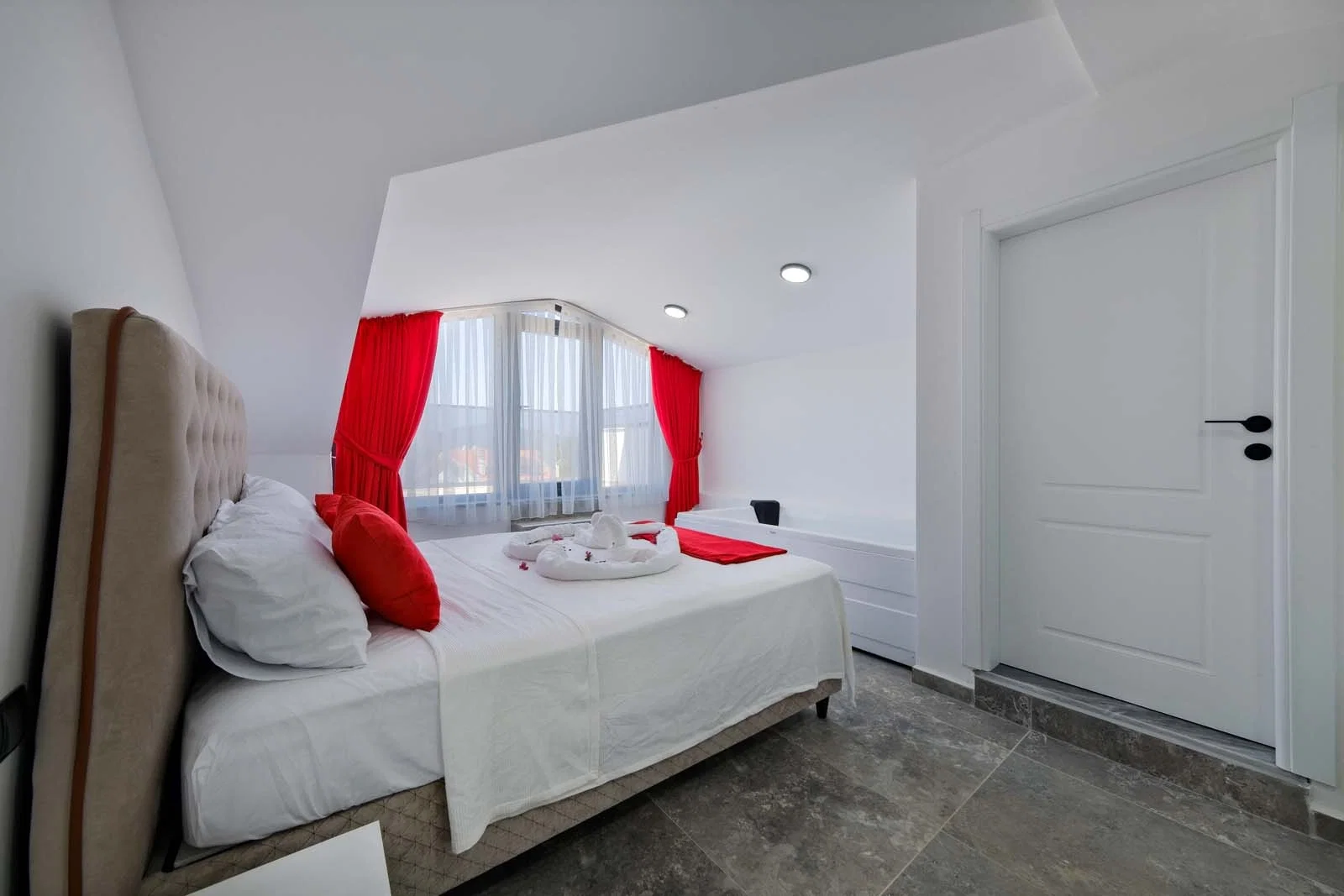 Fethiye’de Sakin Konumda, Özel Havuzlu, 3 Yatak Odalı, Kiralık Villa